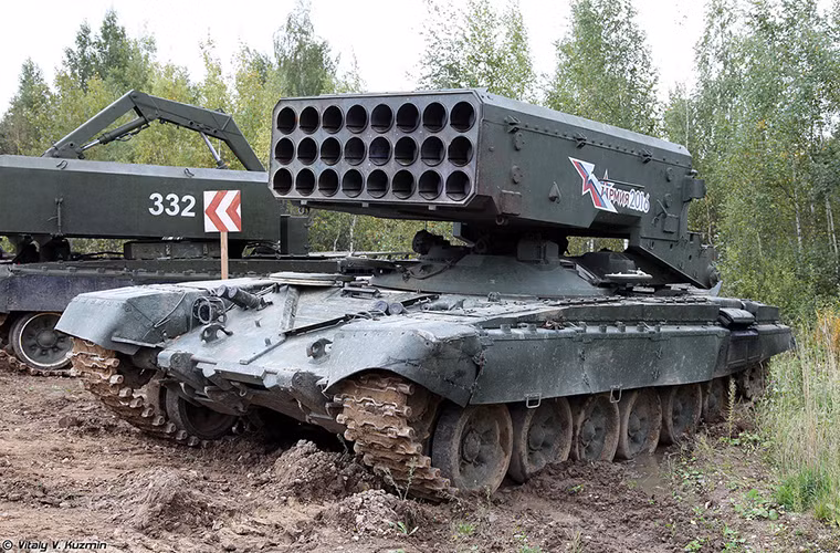 Cũng theo nguồn tin này cho biết, việc tái cấu trúc thiết kế của đạn rocket TOS-1A cho phép nó giảm đáng kể trọng lượng cũng như kích thước so với mẫu đạn trước đó là M0.1.01.04M. Sự thay đổi này còn giúp tăng đáng kể tầm bắn lẫn sức công phá đầu đạn nhiệt áp của TOS-1A. Nguồn ảnh: Vitaly Kuzmin