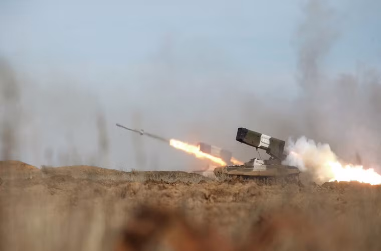 Hãng thông tấn Sputnik dẫn nguồn tin từ Bộ Quốc phòng Nga cho biết, Splav Holding - một công ty chuyên phát triển đạn rocket đang tiến hành thử nghiệm một mẫu đạn tầm xa thế hệ mới dành cho tổ hợp pháo phản lực TOS-1A. Được biết quá trình thử nghiệm này đang được tiến hành dự kiến sẽ kết thúc trong năm nay.