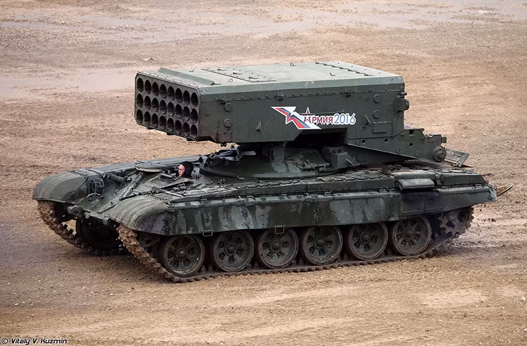 Tầm bắn tối đa của pháo phản lực hạng nặng TOS-1A hiện tại là khoảng 6km. Với mẫu đạn mới, con số này có thể tăng lên 10km tức tăng 40% cải tiến này là nhờ vào một phần việc thay đổi nhiên liệu rắn của quả đạn. Tuy nhiên tầm bắn tối thiểu của TOS-1A cũng tăng lên tới hơn 1km trước đó chỉ tầm 500m. Nguồn ảnh: Vitaly Kuzmin