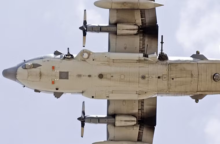 AC-130 là dòng máy bay tấn công mặt đất nổi tiếng của Không quân Mỹ, nó được phát triển dựa trên máy bay vận tải quân sự C-130 Hercules. Nó được trang bị hệ thống vũ khí khá khủng gồm pháo 30mm ATK GAU-23, pháo 105mm M102 và các loại súng máy tự động khác.
