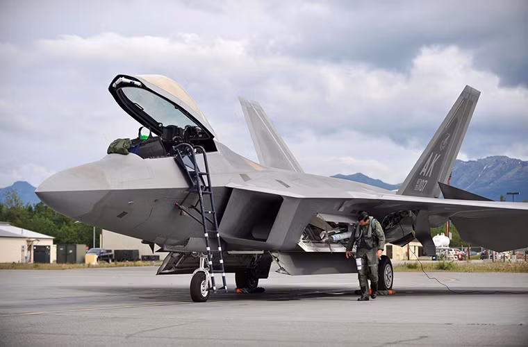Theo tờ Washington Time của Mỹ đưa tin cho hay, tiêm kích tàng hình F-22 Raptor trị giá 150 triệu USD - niềm tự hào của Không quân Mỹ vừa bị “tấn công” bởi một kẻ thù không tưởng - loài ong. Chuyện thật như đùa nhưng lại xảy ra tại căn cứ không quân Joint Base Langley-Eustis ở Virginia.