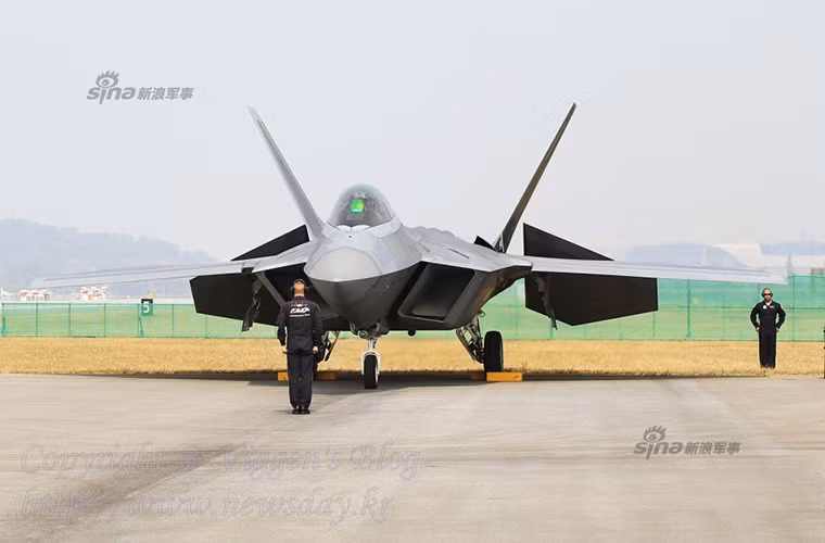 Tuy nhiên điều tạo nên sức mạnh của F-22 vẫn là công nghệ tàng hình và nó cũng là chiến đấu cơ tàng hình duy nhất trên thế giới đang ở trạng thái sẵn sàng chiến đấu. Và một thông tin đặc biệt khác là các công nghệ trên F-22 bị cấm xuất khẩu cho mọi quốc gia không như đàn em F-35 của nó.