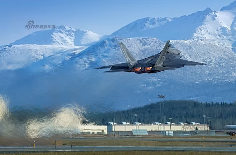 Toàn bộ hệ thống vũ khí trên F-22 được đặt bên trong thân máy bay, trong không chiến nó có thể mang theo 6 tên lửa không đối không tầm xa AIM-120 AMRAAM và hai tên lửa không đối không AIM-9 Sidewinder cùng với đó là pháo tự động M61A2 Vulcan với 480 viên đạn.