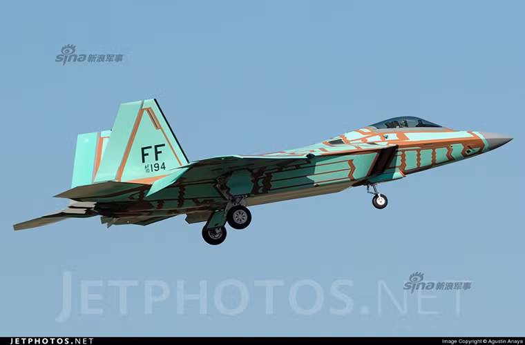 F-22 Raptor là dòng máy bay chiến đấu tàng hình thế hệ thứ 5 đầu tiên và thành công nhất của Không quân Mỹ hiện nay, nó được Tập đoàn quốc phòng Lockheed Martin phát triển từ những năm 1980 đến năm 1991 mới thực hiện chuyến bay thử nghiệm đầu tiên của mình.