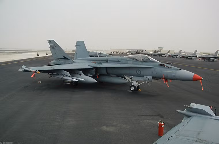 Đây không phải là lần đầu tiên những chiến đấu cơ đắt tiền của Mỹ bị loài ong ghé thăm khi trước đó một chiếc tiêm kích trên hạm F/A-18 của Hải quân Mỹ cũng từng bị một đàn ong “tấn công” thậm chí là làm tổ bên trong động cơ.