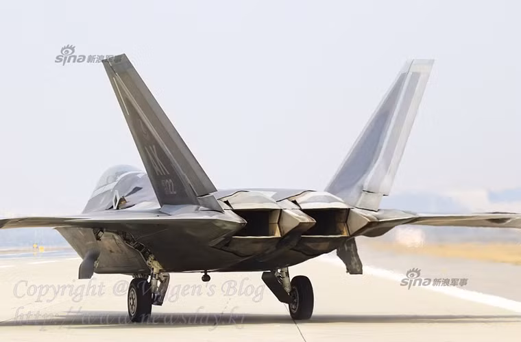 F-22 được trang bị hai động cơ phản lực thế hệ mới Pratt &amp; Whitney F119-PW-100 có công suất tối đa hơn 35.000Ib với vận tốc bay tối đa Mach 2.25.