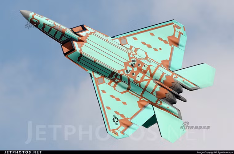 Không quân Mỹ hiện tại đang sở hữu 187 chiếc F-22 và chiếc đầu tiên được đưa vào trang bị từ đầu những năm 2000.