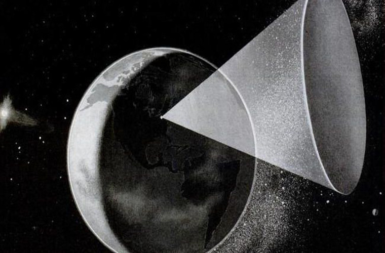 Đứng vị trí số 1 trong bảng xếp hạng top 10 vũ khí đáng sợ nhất của phát xít Đức là siêu vũ khí mặt trời Sun Gun. Nghe có vẻ hoang đường nhưng Hitler từng có kế hoạch xây dựng một vũ khí như vậy để đánh bại phe Đồng Minh. Theo ý tưởng này một tấm gương siêu lớn có đường kính 1,5km sẽ được lắp đặt trên quỹ đạo địa tĩnh của Trái Đất và sử dụng ánh sáng của mặt trời để thiêu rụi các thành phố của đối phương.