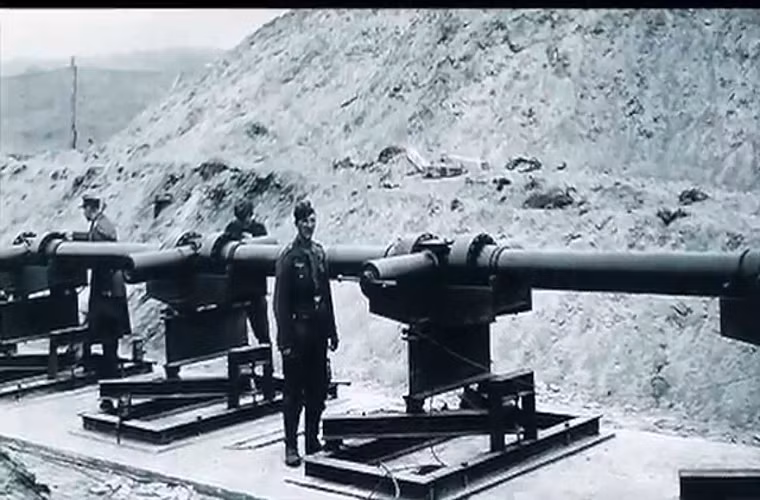 Tuy nhiên, dù sở hữu Schwerer Gustav nhưng phát xít vẫn nuôi tham vọng về phát triển một mẫu siêu pháo khác là V-3 supergun và nó đứng vị trí thứ 7 trong bảng xếp hạng của Wonders List. Về cơ bản V-3 là một trong những vũ khí tham vọng của Đức nhằm đánh bại London sau khi các dòng tên lửa đạn đạo đầu tiên như V-1 và V-2 của Đức tham chiến.