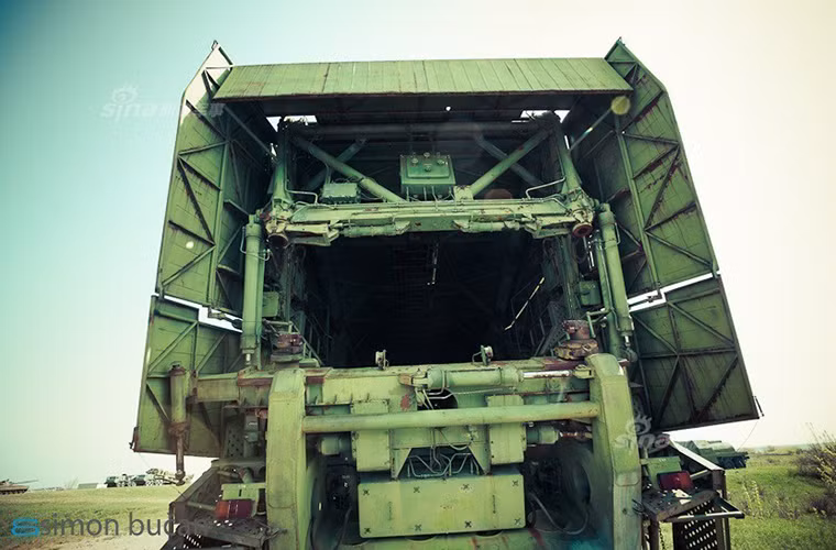 Phần khung kéo phía sau của MAZ-537E hoàn toàn có thể chứa vừa một tên lửa đạn đạo R-36 dài hơn 32m khi nó chưa được nạp nhiên liệu tên lửa.