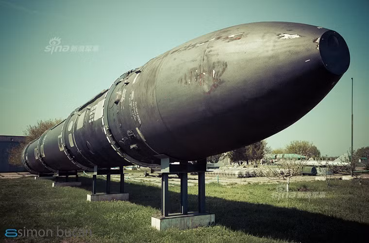 Bảo tàng lực lượng tên lửa chiến lược Ukraine là một phần còn sót lại từ căn cứ tên lửa hạt nhân chiến lược Nijniodniprovska 46 của Liên Xô, nơi trước đây nằm giáp ranh giữa địa phận hai vùng Kirovohradska và Mykolayivska của Ukraine. Đây cũng là căn cứ tên lửa chiến lược duy nhất của Kiev còn hoạt động cho tới tận này theo một nghĩa nào đó sau khi Liên Xô tan rã. Trong ảnh là tên lửa đạn đạo liên lục địa tầm xa R-36M (SS-18) do Liên Xô phát triển được trưng bày tại bảo tàng tên lửa chiến lược Ukraine.