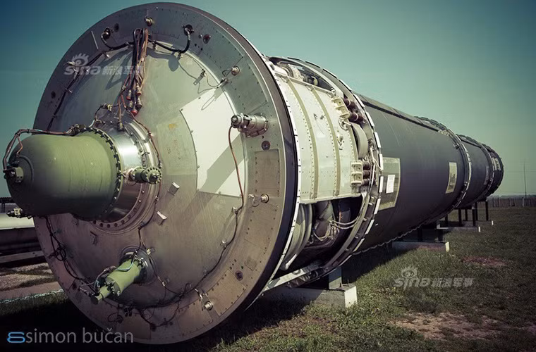 Tên lửa đạn đạo R-36 có tầm bắn hiệu quả từ 10.000km đến hơn 16.000km, nó có thể được trang bị tới 10 đầu đạn hạt nhân với hệ thống dẫn đường quán tính và tự hành.