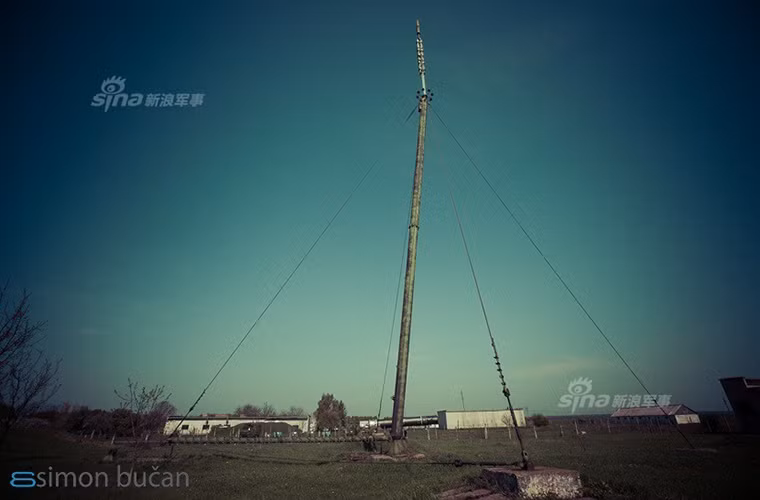 Bên cạnh lực lượng an ninh bảo vệ xung quanh căn cứ Nijniodniprovska 46, căn cứ này còn được trang bị các hệ thống trinh sát và giám sát điện tử tiên tiến như hệ thống cảm biến địa chấn M-200, hệ thống cảnh báo bụi phóng phóng xạ và hệ thống hàng rào điện cao thế chạy dọc căn cứ.