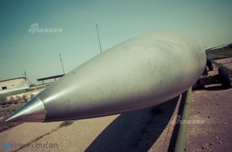 Trong ảnh là tên lửa chống hạm tầm xa Raduga Kh-22 được trưng bày tại bảo tàng tên lửa của Ukraine.