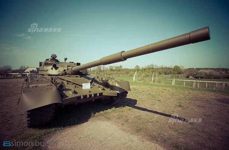 Tại bảo tàng tên lửa chiến lược của Ukraine không chỉ trưng bày các mẫu tên lửa đạn đạo của Liên Xô trước đây mà còn có cả các loại vũ khí như xe tăng hay các thiết bị quân sự được sử dụng để bảo vệ căn cứ Nijniodniprovska 46. Trong ảnh là một chiếc T-80 được trưng bày tại Nijniodniprovska 46.