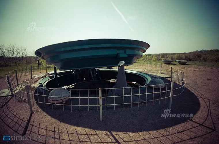 Còn đây là hầm phóng ngầm của tên lửa đạn đạo liên lục địa R-36, cánh cửa thép nặng tới 120 tấn này của nó có thể được mở trong vòng chưa tới 1 phút và hoàn toàn đủ khả năng bảo vệ tên lửa khỏi các tác động bên ngoài kể cả một vụ nổ hạt nhân.