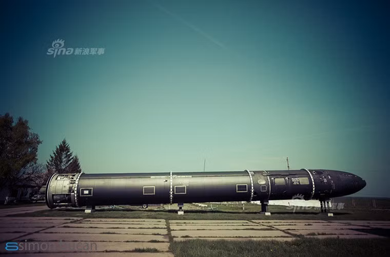 R-36 (SS-18) được Liên Xô đưa vào trang bị từ năm 1974 và chúng vẫn còn phục vụ cho tới tận ngày nay chủ yếu là ở Nga với các biến thể R-36M2. R-36 được thiết kế để phóng đi từ các hầm phóng ngầm dưới mặt đất và chúng được trang bị động cơ đẩy nhiên liệu lỏng hai giai đoạn.