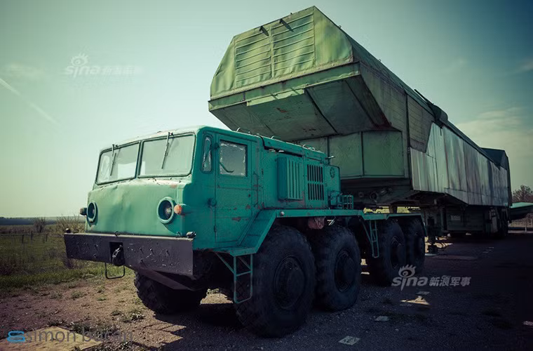 Trong ảnh là khung gầm đặc chủng MAZ-537E được thiết kế để vận chuyển các mẫu tên lửa đạn đạo hạng nặng được trưng bày tại bảo tàng tên lửa chiến lược của Ukraine.