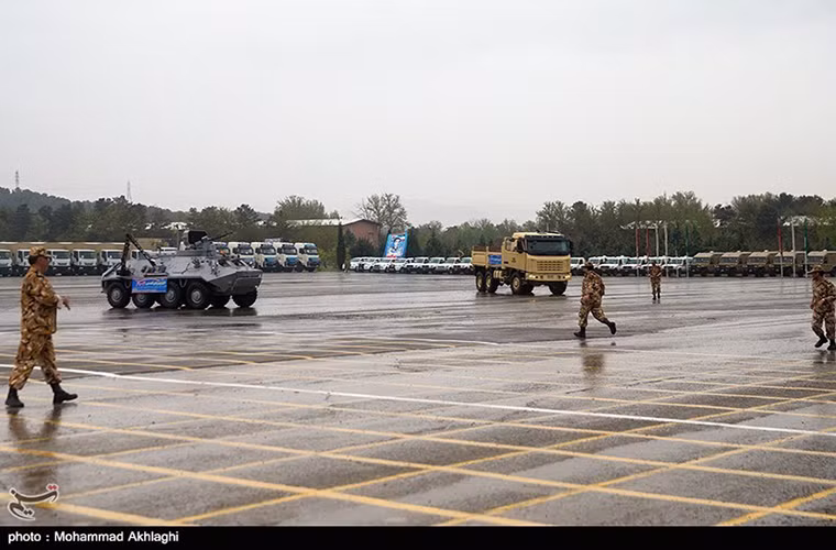 Xe bọc thép Shahram không được trang bị tháp pháo, phần thân xe được tích hợp một số thiết bị giúp phát hiện vũ khí hủy diệt hàng loạt do Iran chế tạo cùng với đó là một thiết bị quan sát quang học. Để phòng vệ Shahram có thể sử dụng hệ thống vũ khí tự động điều khiển từ xa 7.62mm được đặt phía trước đầu xe và các ống phóng lựu đạn khói hai bên thân.