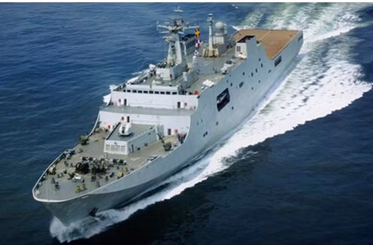 Các tàu đổ bộ lớn Type 071 cũng được xếp vào một trong những loại vũ khí đáng gờm của Trung Quốc khiến Nhật Bản lo ngại. Với lượng giãn nước hơn 20.000 tấn, Type 071 có thể triển khai cùng một lúc hơn một tiểu đoàn lính thủy và vài chục xe bọc thép.