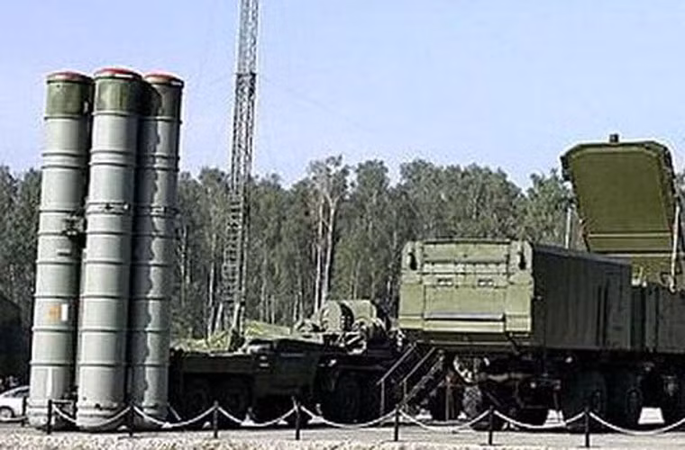 Trung Quốc cũng đã nhập khẩu thành công hệ thống tên lửa phòng không mạnh nhất thế giới S-400 Triumf của Nga. Với tầm bắn lên tới 380km (phiên bản xuất khẩu), S-400 có thể bao quát một vùng không phận rộng lớn, gây nguy hại đáng kể tới lực lượng trên không của Nhật Bản.