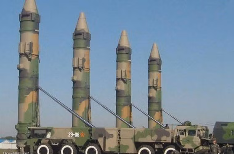 DF-21 là tên lửa đạn đạo tầm trung cơ động cao do Trung Quốc phát triển, chúng có tầm bắn từ 1.500-1.700 tùy phiên bản. DF-21 có thể triển khai đầu đạn thông thường hoặc 5-6 đầu đạn hạt nhân MIRV. Toàn bộ lãnh thổ Nhật Bản nằm trong tầm bắn của DF-21.