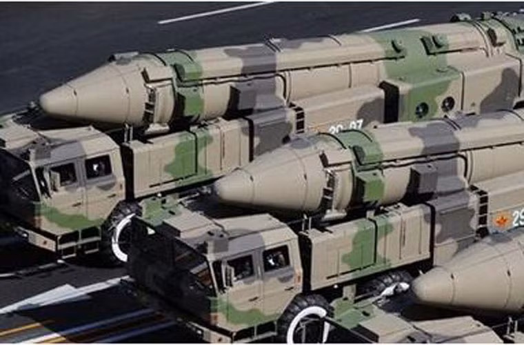 Các tên lửa đạn đạo tầm trung như DF-21 của Trung Quốc cũng là mối đe dọa thường trực với Nhật Bản. Nhất là khi Nhật Bản không có vũ khí tương xứng nào tạo ra mối đe dọa tương tự do lệnh cấm phát triển vũ khí như vậy kể từ sau CTTG 2.