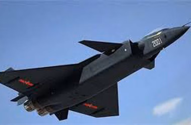 Một trong những vũ khí Trung Quốc khiến Nhật Bản đau đầu là chiến đấu cơ tàng hình J-20. Có thông tin cho rằng, Trung Quốc sẽ thực hiện sản xuất hàng loạt vào năm 2016, động thái này rõ ràng là để đối phó với việc Nhật Bản đang mua chiến đấu cơ tàng hình F-35 của Mỹ.