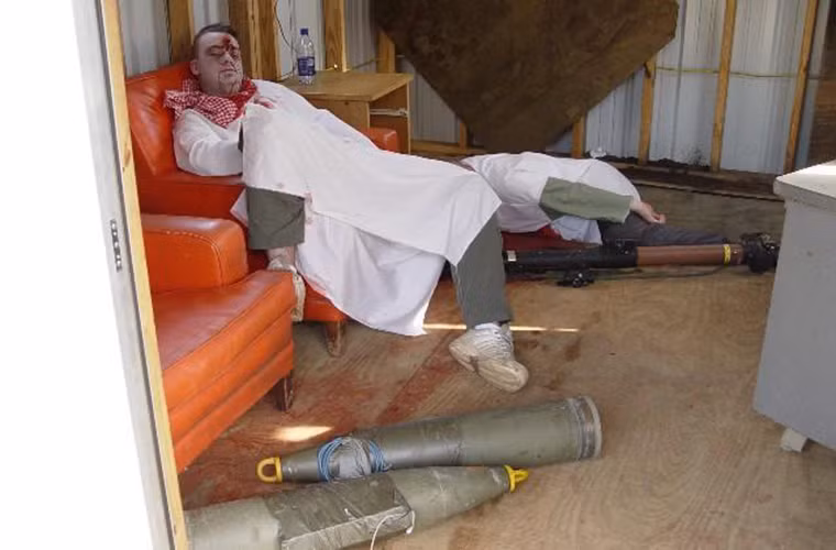 Các vết thương mô phỏng được Quân đội Mỹ sử dụng trong huấn luyện về cơ bản gần giống đạo cụ phim trường của Hollywood có tên là MOULAGE tuy nhiên nó được phát triển phục vụ cho mục đích huấn luyện y tế và giải phẫu học hơn là đóng phim.