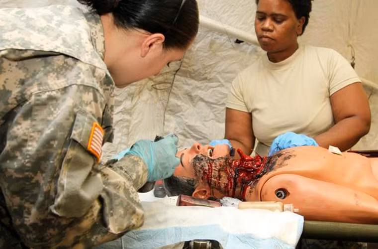 Bên cạnh các tình nguyện viên đóng vai binh sĩ bị thương trong huấn luyện, Quân đội Mỹ còn sử dụng các mannequin mô phỏng cơ thể con người trong hoạt động huấn luyện thực tế. Chính các bác sĩ quân y chiến trường là những người chịu tác động tâm lý nặng nề nhất sau mỗi ca phẫu thuật cho binh sĩ bị thương.
