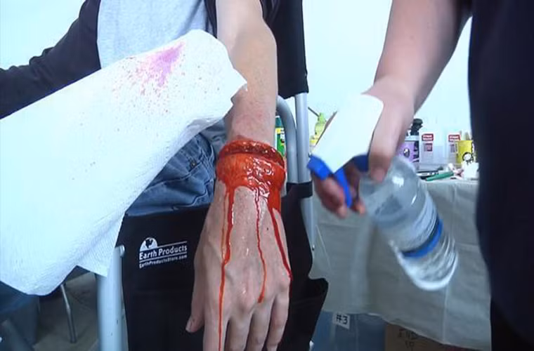 MOULAGE còn cho phép các nhân viên y tế thực hành cứu chữa bệnh nhân trên chính vết thương mô phỏng. Điển hình như trong ảnh một quân y Mỹ đang cố gắng cầm máu cho một binh sĩ với cổ tay bị cứa bởi mảnh đạn tất nhiên đó chỉ là vết thương mô phỏng.