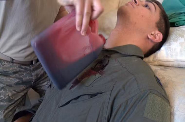 Cả máu cũng chỉ là các phụ gia màu đỏ giúp tăng tính thực tế cho huấn luyện.