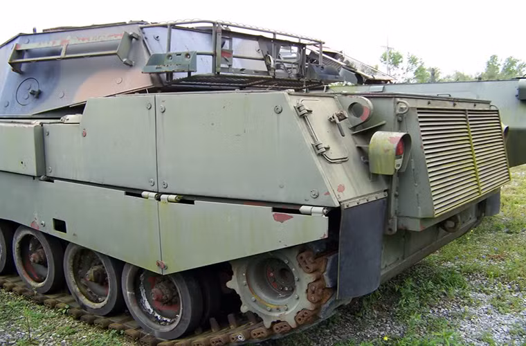 Về hệ thống động cơ, Stingray được trang bị động cơ diesel Detroit Diesel 8V-92TA có công suất 535 mã lực cho tốc độ tối đa khoảng 67km/h với tầm hoạt động 480km.