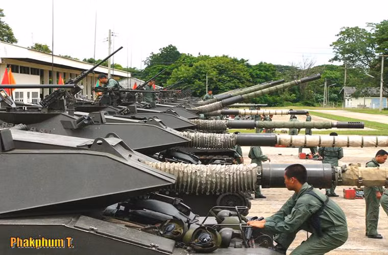 Kíp chiến đấu của Stingray gồm 4 binh sĩ gồm trưởng xe, lái xe, pháo thủ và nạp đạn, trang thiết bị thông tin liên lạc trên Stingray tương tự như các xe tăng khác cùng thời của Quân đội Mỹ điển hình như M60.
