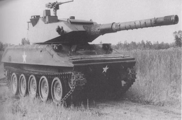 Giữa những năm 1980, Quân đội Mỹ đưa ra yêu cầu phát triển xe tăng hạng nhẹ nhưng phải sở hữu sức mạnh hỏa lực tương đương các dòng xe tăng chiến đấu chủ lực vào thời đó. Mẫu xe tăng hạng nhẹ Stingray do hãng Textron Systems phát triển cũng được thiết kế dựa trên yêu cầu này.