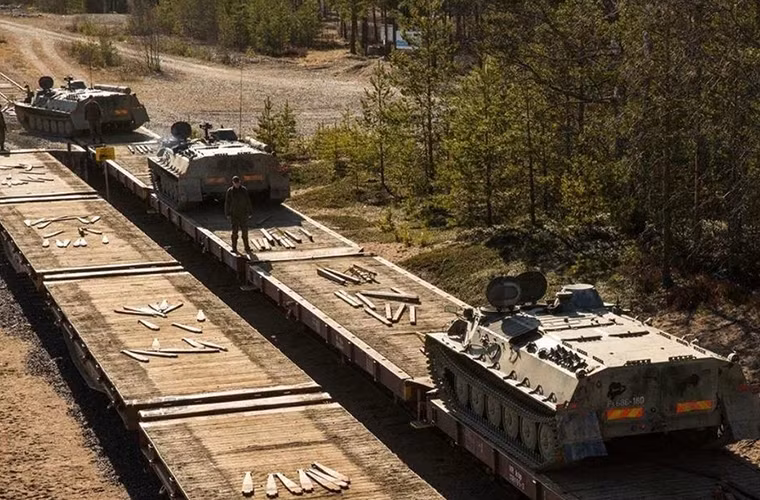 Theo trang mạng quân sự Sina, các đơn vị tăng thiết giáp Phần Lan đang liên tục đổ về vùng Karelia vốn có đường biên giới chung với Nga để tham gia cuộc tập trận chung với Mỹ mang tên “Đòn bẩy 2016” diễn ra từ ngày 2/5 đến tận 13/5 vào thời điểm diễn ra lễ kỷ niệm 71 năm kết thúc Chiến tranh Thế giới thứ II.