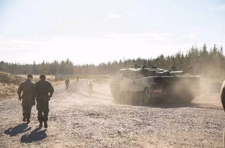 Phần Lan và Mỹ trong những năm gần đây đã có bước thay đổi đáng kể trong hợp tác quân sự nhất là hoạt động tập trận chung giữa hai nước, mặc dù quốc gia này không thuộc khối quân sự NATO nhưng Helsinki lại có đường biên chung dài hơn 800km với Nga.