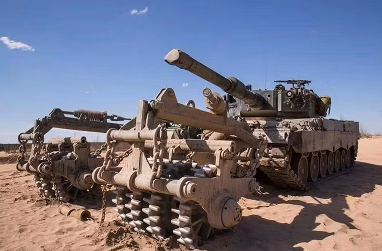 Xe tăng chiến đấu chủ lực Leopard 2A4 của Phần Lan được huy động trong đợt tập trận “Đòn bẩy 2016”.