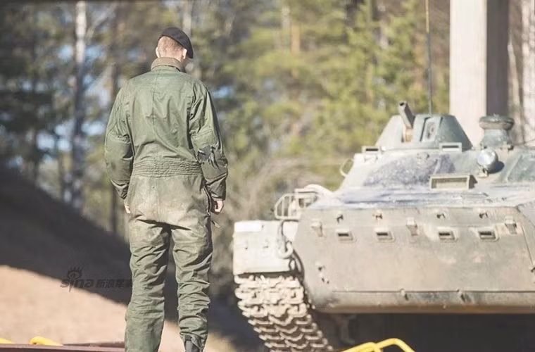 Trong khi đó giới truyền thông Phương Tây liên tục đưa tin về các hoạt động quân sự “hung hăng” của Nga trong thời gian gần đây và cảnh báo Châu Âu nên cảnh giác. Điều này ảnh hưởng ít nhiều đến tâm lý chung của một số nước Châu Âu không phải thành viên NATO.