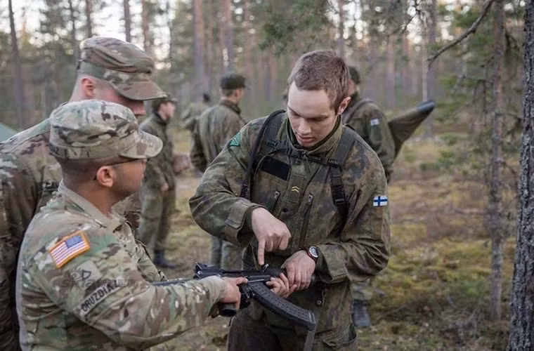 Trong ảnh là một binh sĩ Phần Lan hướng dẫn một “đồng nghiệp” Mỹ sử dụng súng trường tấn công RK 62M do Phần Lan chế tạo vốn là vũ khí tiêu chuẩn của quân đội nước này. tiêu chuẩn của quân đội nước này.