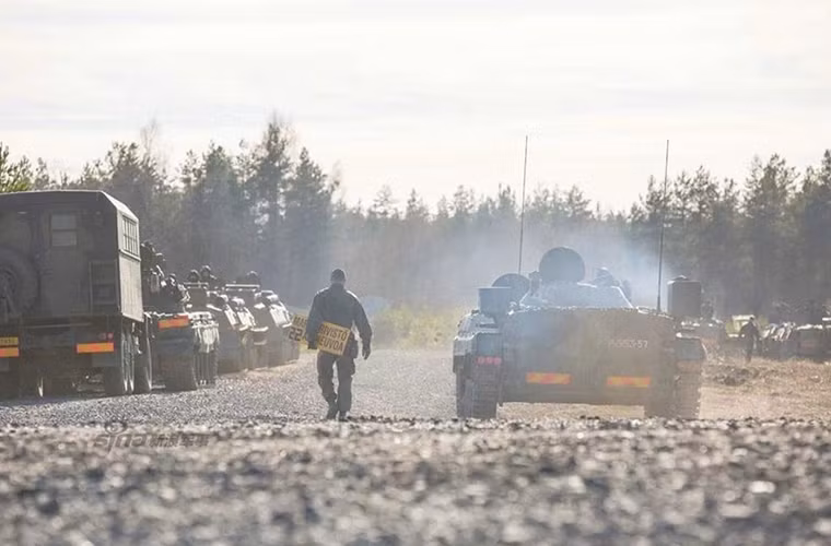 Được biết các đơn vị tăng thiết giáp Phần Lan và Mỹ đều di chuyển bằng đường sắt đến Karelia.