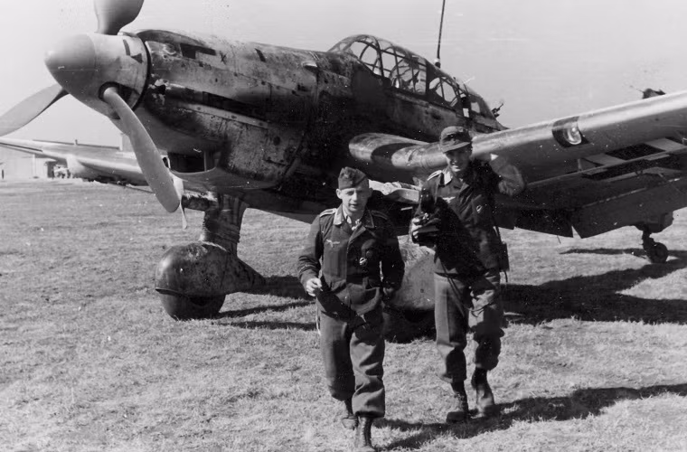 Phi công Ace của Ju 87 là Hans-Ulrich Rudel - là một trong những phi công phục vụ lâu nhất trong Không quân Đức trong Chiến tranh Thế giới thứ II. Rudel đã thực hiện khoảng 2.530 nhiệm vụ tiêu diệt hơn 2.000 mục tiêu trong đó có 800 xe cơ giới, 519 xe tăng, 150 khẩu pháo, 70 tàu đổ bộ, 9 máy bay, 4 đoàn tàu bọc thép, phá hủy một số cây cầu, đánh chìm 1 tàu khu trục, hai tàu tuần dương và 1 tàu chiến cỡ nhỏ của Liên Xô.