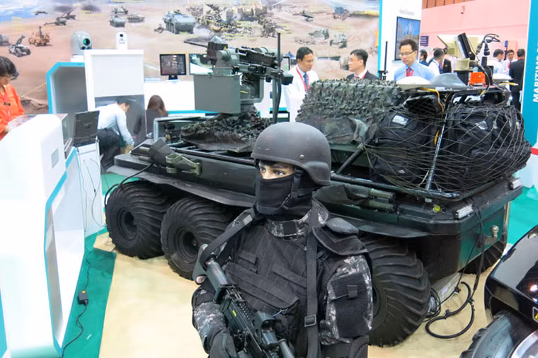 Xe chiến đấu không người lái (UGV) Jaeger. Xe được thiết kế và chế tạo dựa trên UGV Amstaff của Israel. Jaeger hoạt động bằng pin với độ bền khoảng 4 giờ, có thể tăng lên 24 giờ với hệ thống sạc kèm theo. Xe được lắp trạm vũ khí hạng nhẹ cỡ nòng 7,62 mm. Jaeger có chiều dài 2,4 m, sử dụng hệ truyền động 6x6 bánh.