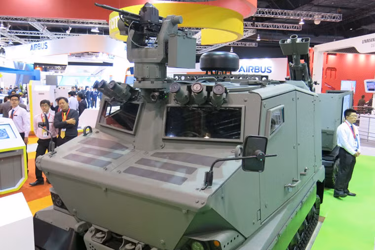 Bronco NG là một mẫu xe thiết giáp lội nước độc đáo khác do công nghiệp quốc phòng Singapore chế tạo. Thân xe có thiết kế hình chữ V giúp giảm thiểu thiệt hại khi cán phải mìn. Nóc xe được lắp trạm vũ khí điều khiển từ xa. Thân xe được bọc giáp với khả năng chống lại đạn xuyên giáp cỡ nhỏ. Nhờ thiết kế hệ thống truyền động bánh xích nên xe có thể di chuyển tốt trên nhiều địa hình khác nhau.