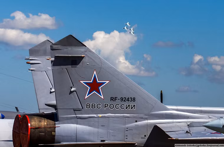 Đuôi của một chiếc tiêm kích đánh chặn siêu âm MiG-31 tại triển lãm lần này.