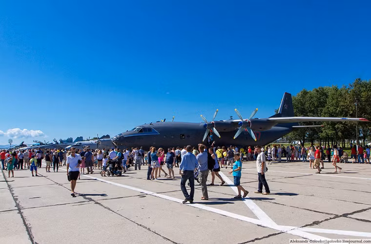 Trong ảnh là dàn máy bay vận tải quân sự được biên chế các đơn vị không quân Nga tại Viễn Đông như An-12 và An-32.