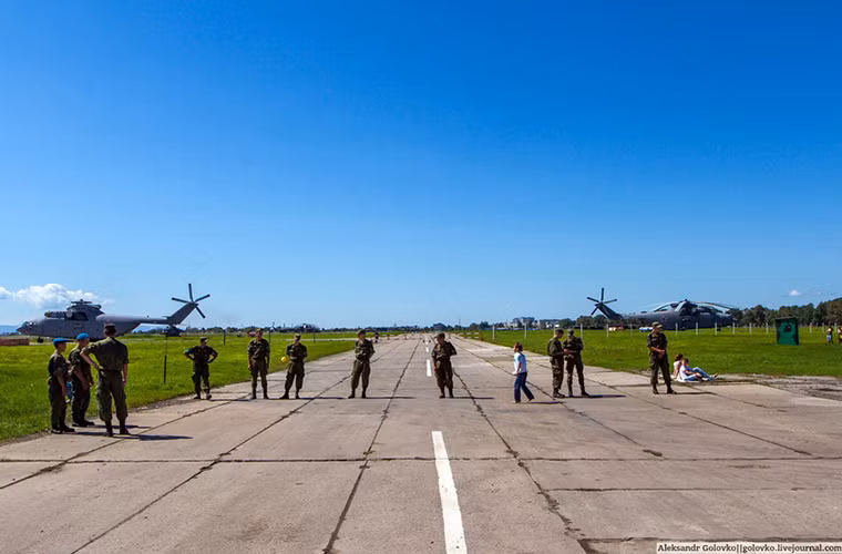 Do được tổ chức ngay bên trong căn cứ không quân Khabarovsk nên một phần căn cứ này được ngăn ra nhằm đảm bảo trạng thái sẵn sàng chiến đấu của các đơn vị không quân tại đây.