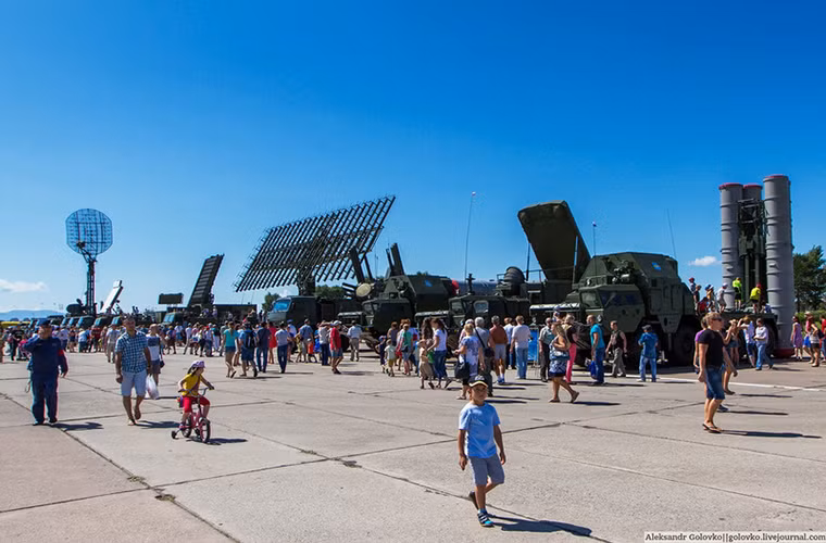 Sau đó là các tổ hợp tên lửa phòng không và radar cảnh giới bảo vệ vùng trời Viễn Đông như tổ hợp tên lửa phòng không tầm xa S-300, tổ hợp pháo-tên lửa phòng không Pantsir-S1 và tổ hợp radar báo động sớm tầm xa 55Z6M Nebo-M.