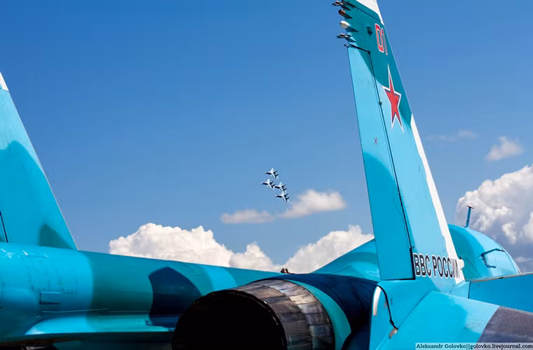 Tiếp đó là tiêm kích bom Su-34. Việc Không quân Nga điều cả hai dòng chiến đấu cơ hiện đại nhất của mình là Su-34 lẫn Su-30SM đến Viễn Đông cũng đủ nói lên tầm quan trọng của khu vực chiến lược này.