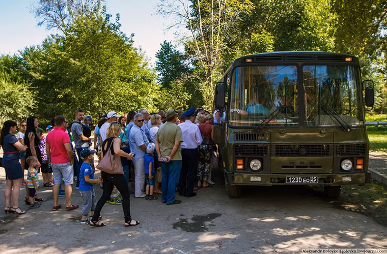 Lực lượng Không quân Nga tại Viễn Đông gần đây đã tổ chức một triển lãm hàng không nhỏ nhân dịp kỷ niệm 75 năm thành lập tại căn cứ không quân Khabarovsk. Do đường đi vào bên trong căn cứ này quá xa nên chỉ huy căn cứ không quân Khabarovsk đã điều động cả xe bus để chở khách tham quan vào bên trong căn cứ.